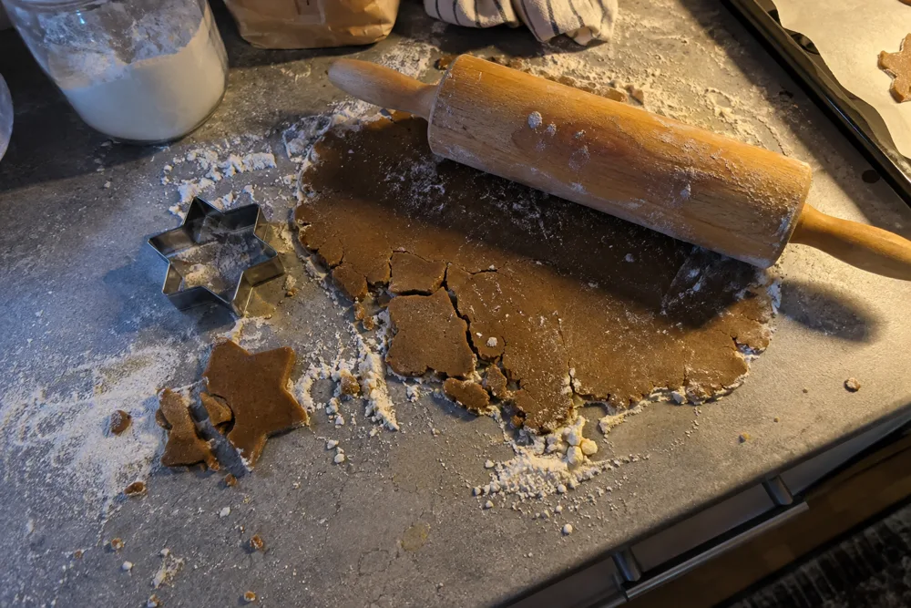 Piparitaikina halkeilee kaulimen alla